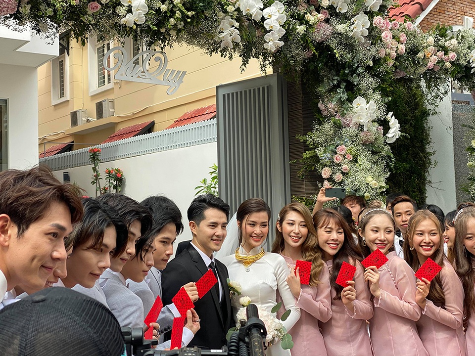 Đông Nhi - Ông Cao Thắng hôn nhau say đắm trong lễ vu quy - 10 Đông Nhi - Ông Cao Thắng hôn nhau say đắm trong lễ vu quy - 10