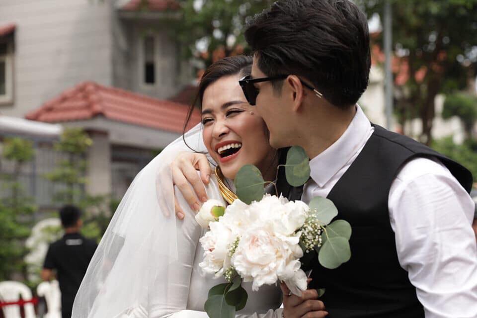 Đông Nhi - Ông Cao Thắng hôn nhau say đắm trong lễ vu quy - 18 Đông Nhi - Ông Cao Thắng hôn nhau say đắm trong lễ vu quy - 18