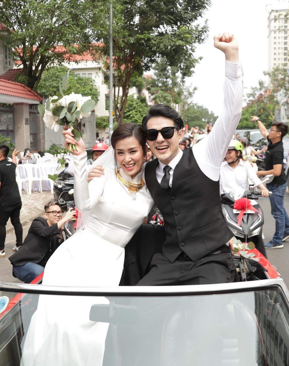 Đông Nhi - Ông Cao Thắng hôn nhau say đắm trong lễ vu quy - 17 Đông Nhi - Ông Cao Thắng hôn nhau say đắm trong lễ vu quy - 17