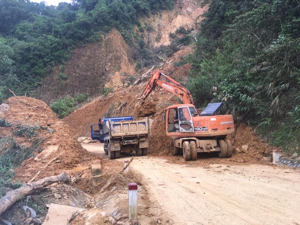 Quốc lộ bị vùi lấp suốt 1 tuần đã được thông tuyến - 2 Quốc lộ bị vùi lấp suốt 1 tuần đã được thông tuyến - 2