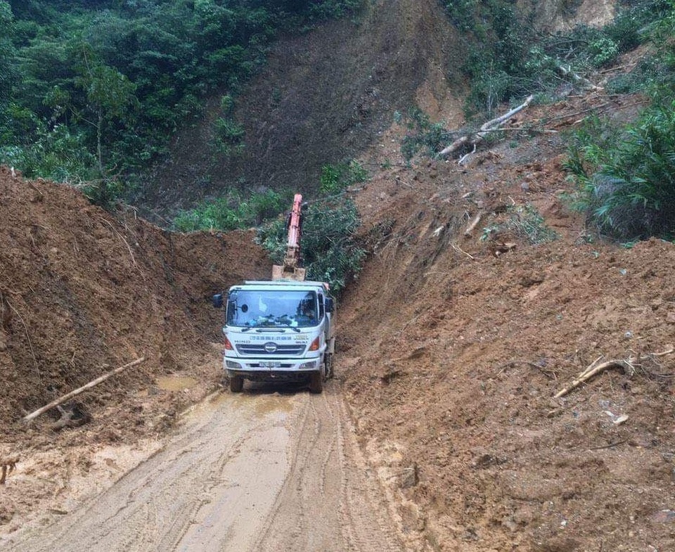 Quốc lộ bị vùi lấp suốt 1 tuần đã được thông tuyến - 1 Quốc lộ bị vùi lấp suốt 1 tuần đã được thông tuyến - 1