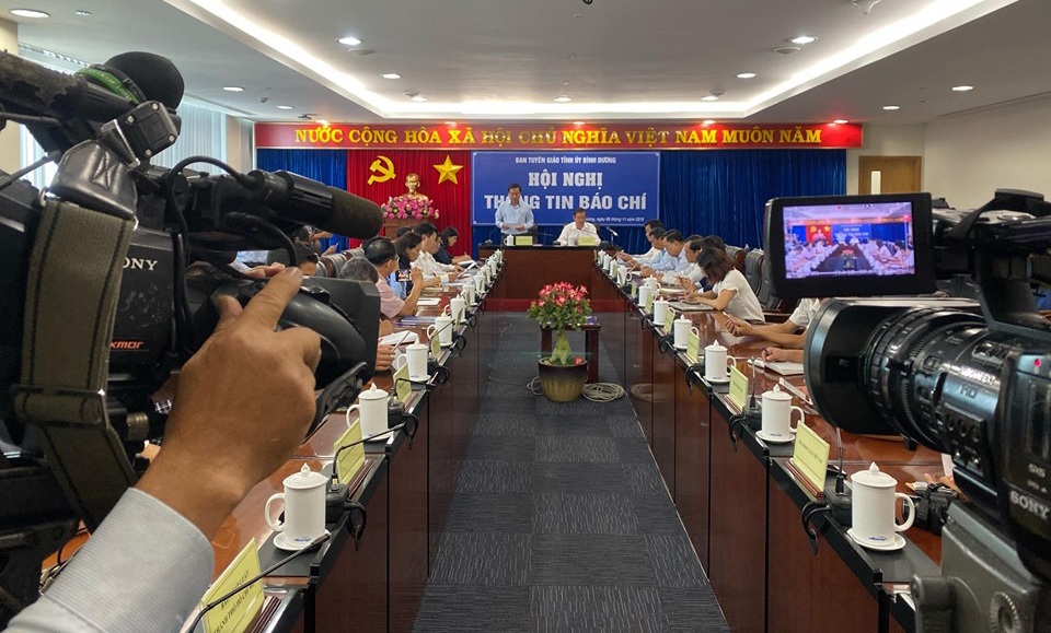 Tỉnh uỷ Bình Dương thông tin vụ nguyên Bí thư thị xã Bến Cát đang bị toà xử - 1 Tỉnh uỷ Bình Dương thông tin vụ nguyên Bí thư thị xã Bến Cát đang bị toà xử - 1