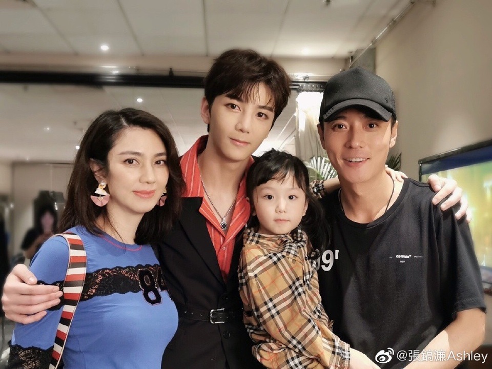 Trương Đan Phong và Hồng Hân tình cảm ngọt ngào sau bê bối ngoại tình - 7 Trương Đan Phong và Hồng Hân tình cảm ngọt ngào sau bê bối ngoại tình - 7