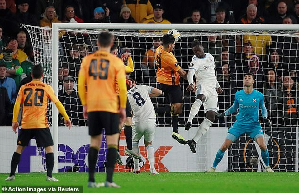 Chấn thương kinh hoàng của Andre Gomes tái diễn ở Europa League - 4 Chấn thương kinh hoàng của Andre Gomes tái diễn ở Europa League - 4