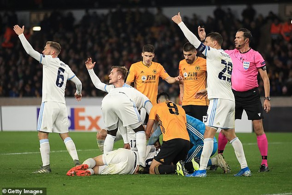 Chấn thương kinh hoàng của Andre Gomes tái diễn ở Europa League - 2 Chấn thương kinh hoàng của Andre Gomes tái diễn ở Europa League - 2