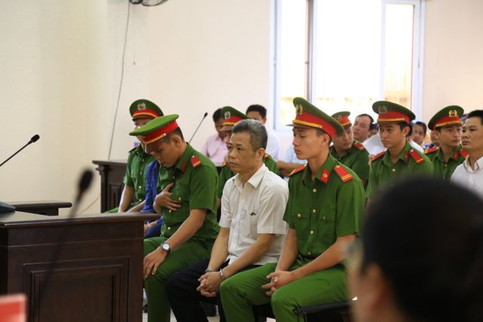 Tỉnh uỷ Bình Dương thông tin vụ nguyên Bí thư thị xã Bến Cát đang bị toà xử - 5 Tỉnh uỷ Bình Dương thông tin vụ nguyên Bí thư thị xã Bến Cát đang bị toà xử - 5