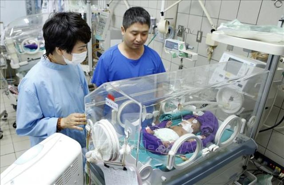 Chuyên gia nhi cảnh báo những nụ hôn tử thần - 1 Chuyên gia nhi cảnh báo những nụ hôn tử thần - 1