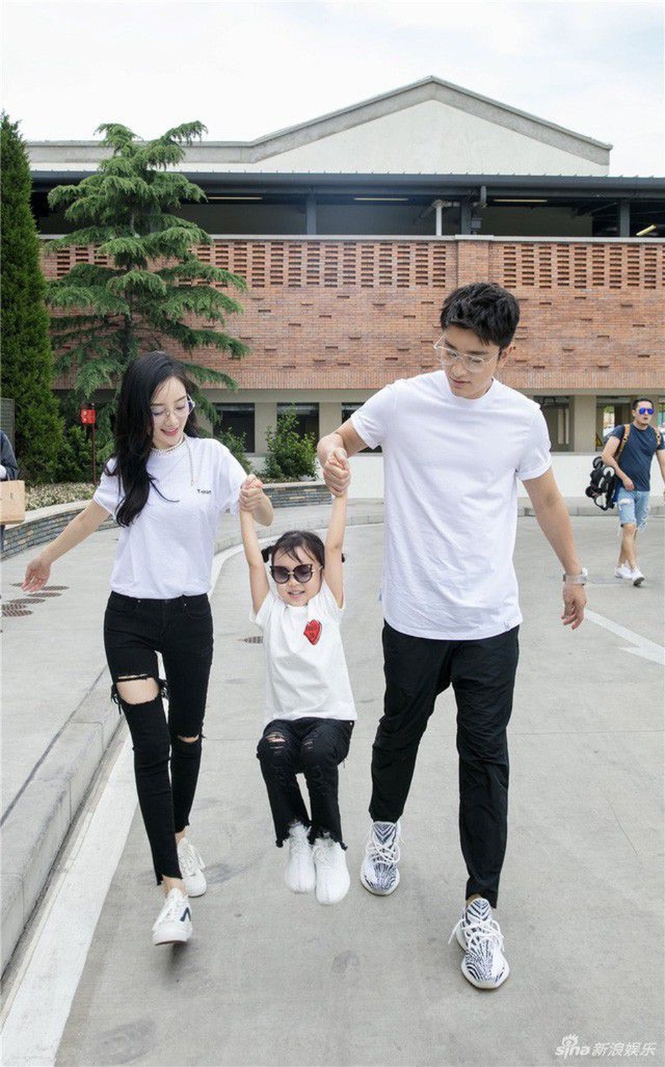 Động thái đầu tiên của Lý Tiểu Lộ sau khi lộ clip tình tứ với bồ kém 13 tuổi - 3 Động thái đầu tiên của Lý Tiểu Lộ sau khi lộ clip tình tứ với bồ kém 13 tuổi - 3