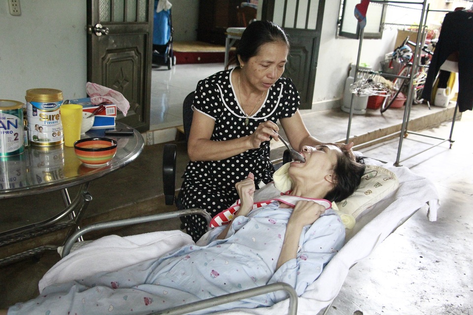 Người mẹ khóc cạn nước mắt: Trang ơi! tỉnh dậy đi con... - 1 Người mẹ khóc cạn nước mắt: Trang ơi! tỉnh dậy đi con... - 1