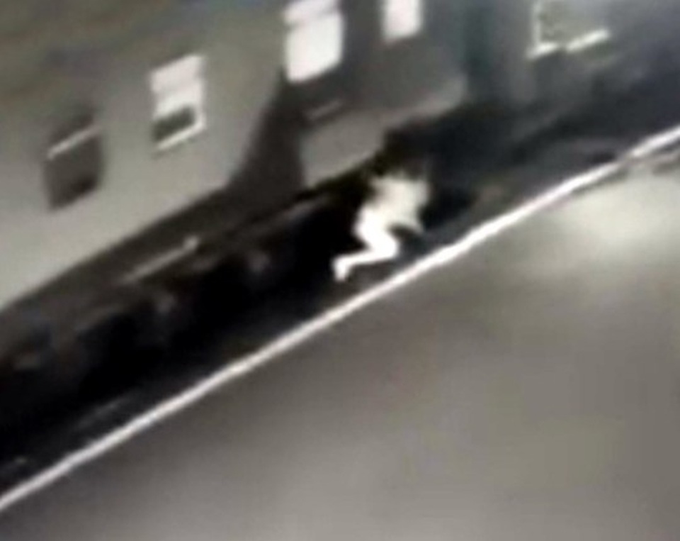 Clip: Bị chẹt đứt chân vì cố nhảy lên tàu đang di chuyển - 2