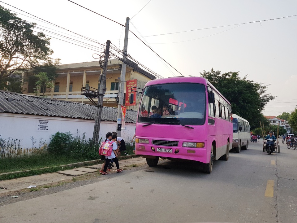 “Xe dù” chở học sinh tung hoành: Phụ huynh thờ ơ, chính quyền “kêu khó” - 1 “Xe dù” chở học sinh tung hoành: Phụ huynh thờ ơ, chính quyền “kêu khó” - 1