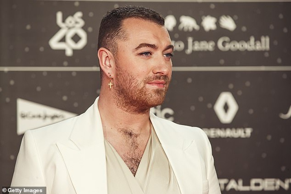 Nam ca sỹ Sam Smith điệu đà với áo lụa - 3 Nam ca sỹ Sam Smith điệu đà với áo lụa - 3