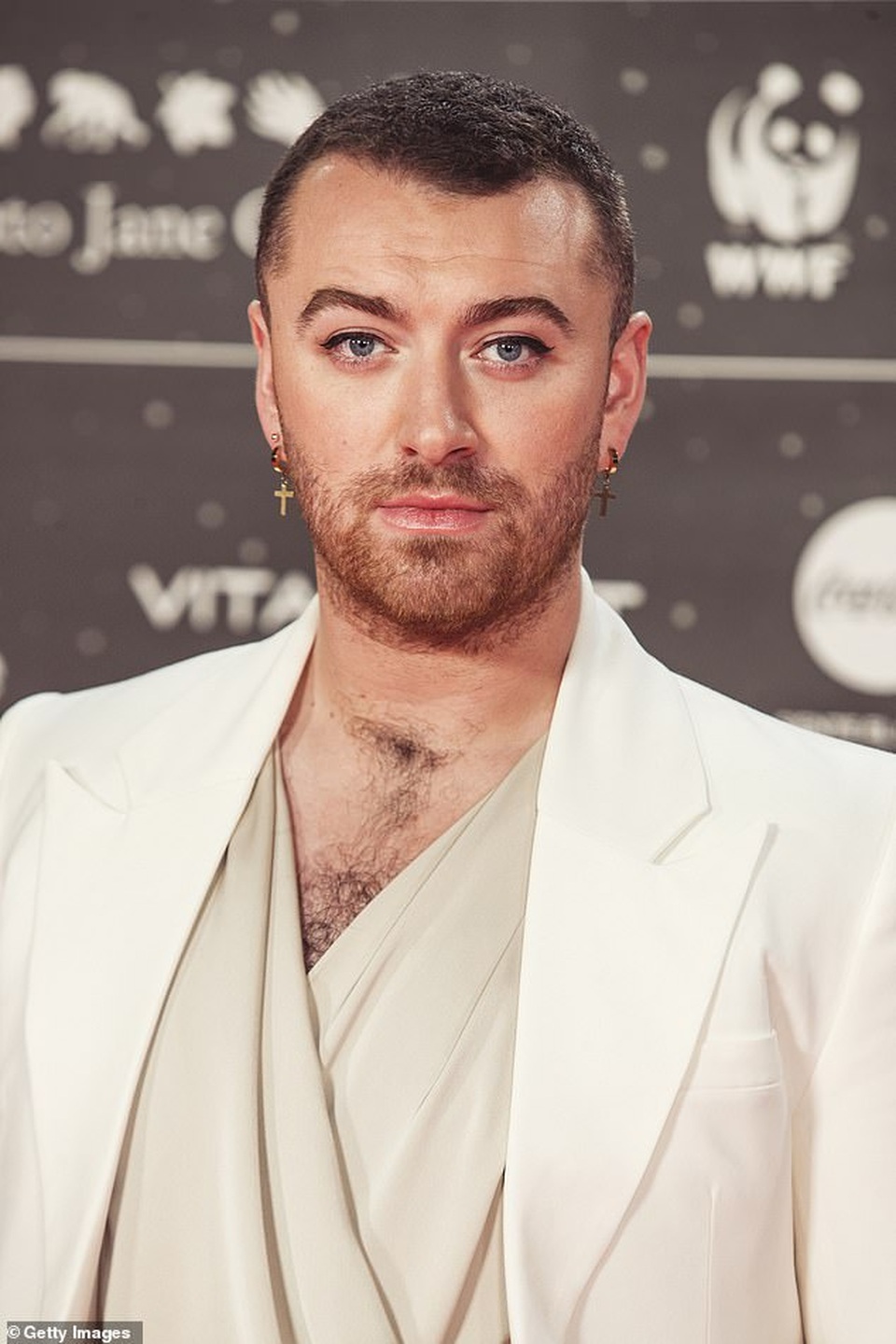 Nam ca sỹ Sam Smith điệu đà với áo lụa - 4 Nam ca sỹ Sam Smith điệu đà với áo lụa - 4