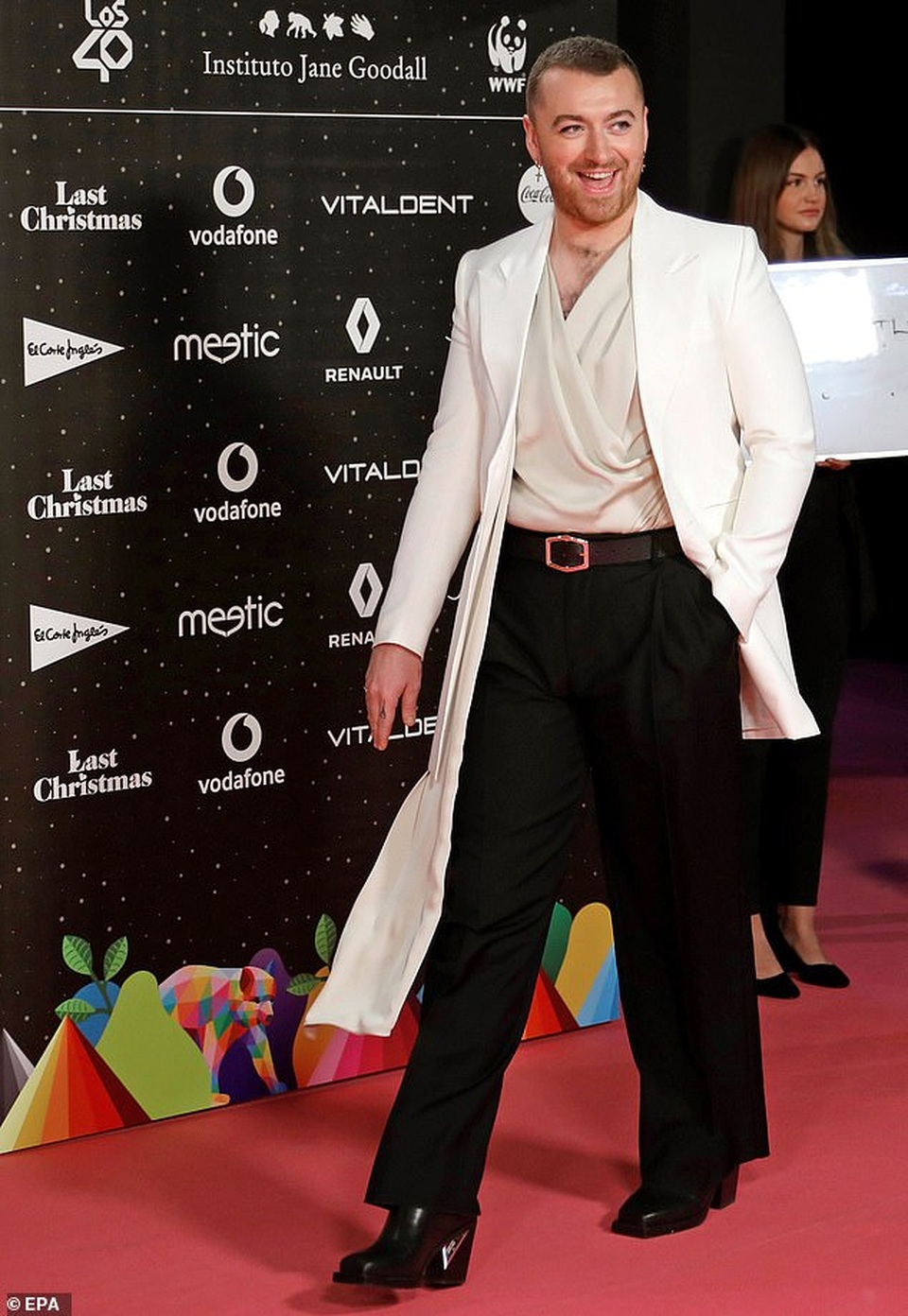 Nam ca sỹ Sam Smith điệu đà với áo lụa - 1 Nam ca sỹ Sam Smith điệu đà với áo lụa - 1