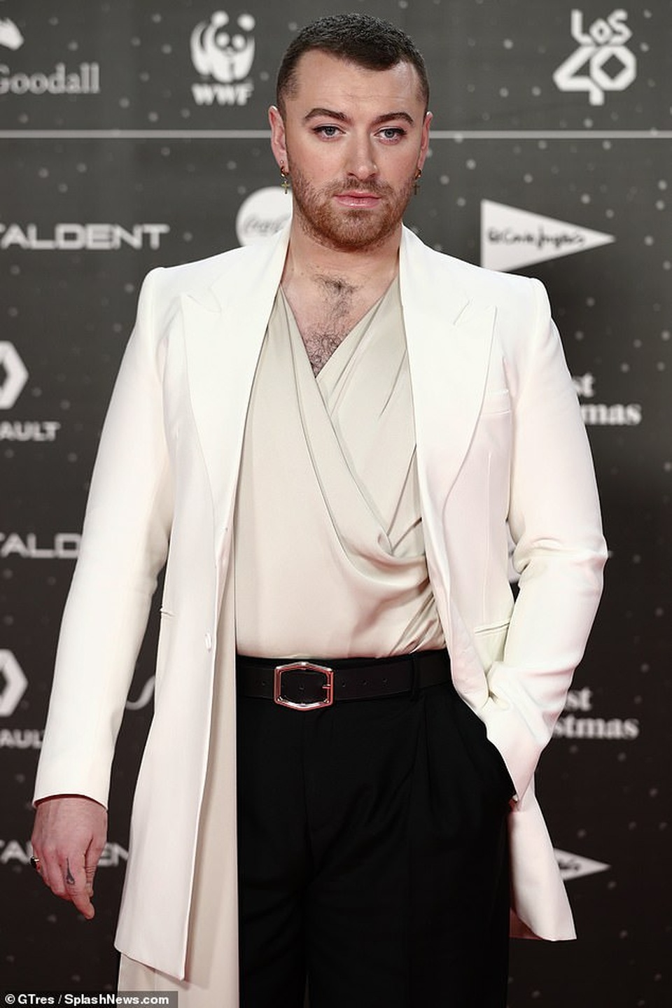 Nam ca sỹ Sam Smith điệu đà với áo lụa - 2 Nam ca sỹ Sam Smith điệu đà với áo lụa - 2