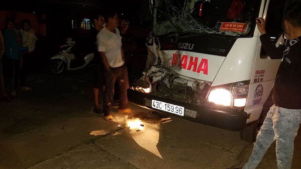 Xe CSGT bị xe tải tông bay qua rãnh nước - 2 Xe CSGT bị xe tải tông bay qua rãnh nước - 2