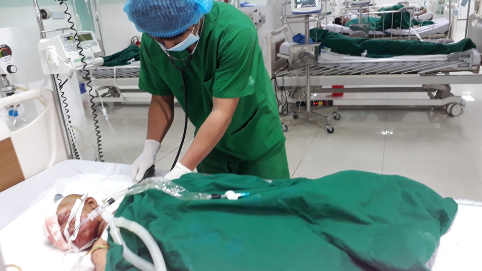Vụ nổ đầu đạn pháo 9 người bị thương: Bé gái 22 tháng tuổi đang nguy kịch - 2 Vụ nổ đầu đạn pháo 9 người bị thương: Bé gái 22 tháng tuổi đang nguy kịch - 2