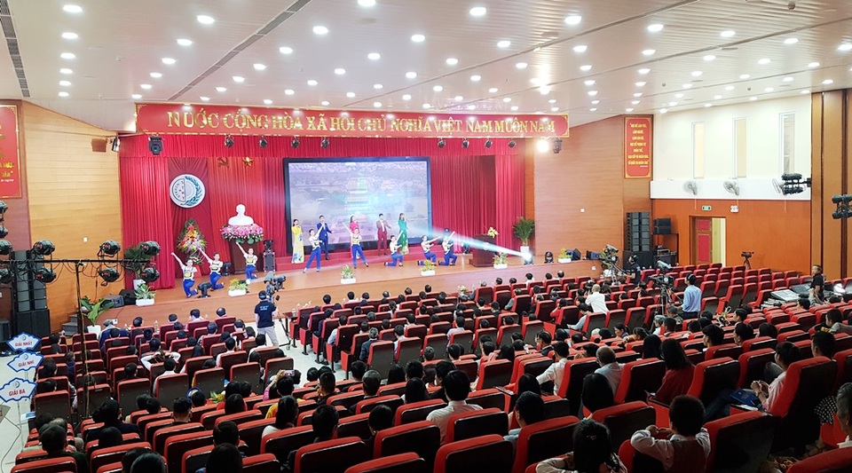 Bảo vệ, thợ cơ khí hào hứng tham gia Hội thi Sáng tạo Kỹ thuật - 1 Bảo vệ, thợ cơ khí hào hứng tham gia Hội thi Sáng tạo Kỹ thuật - 1