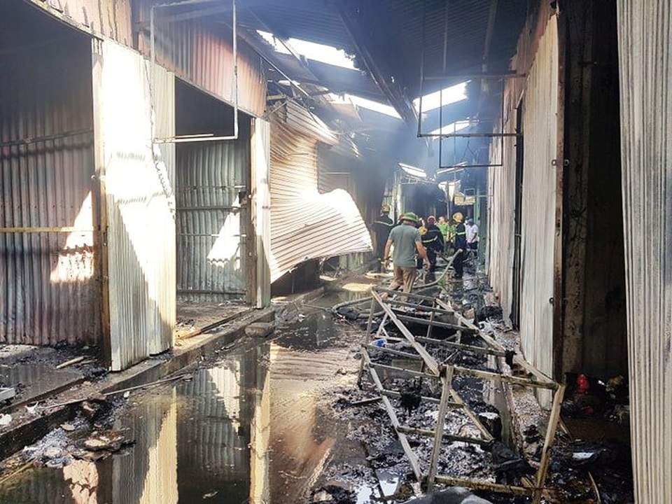“Bà hỏa” thiêu rụi hàng chục ki ốt chợ Gián Khẩu lúc giữa trưa - 1 “Bà hỏa” thiêu rụi hàng chục ki ốt chợ Gián Khẩu lúc giữa trưa - 1