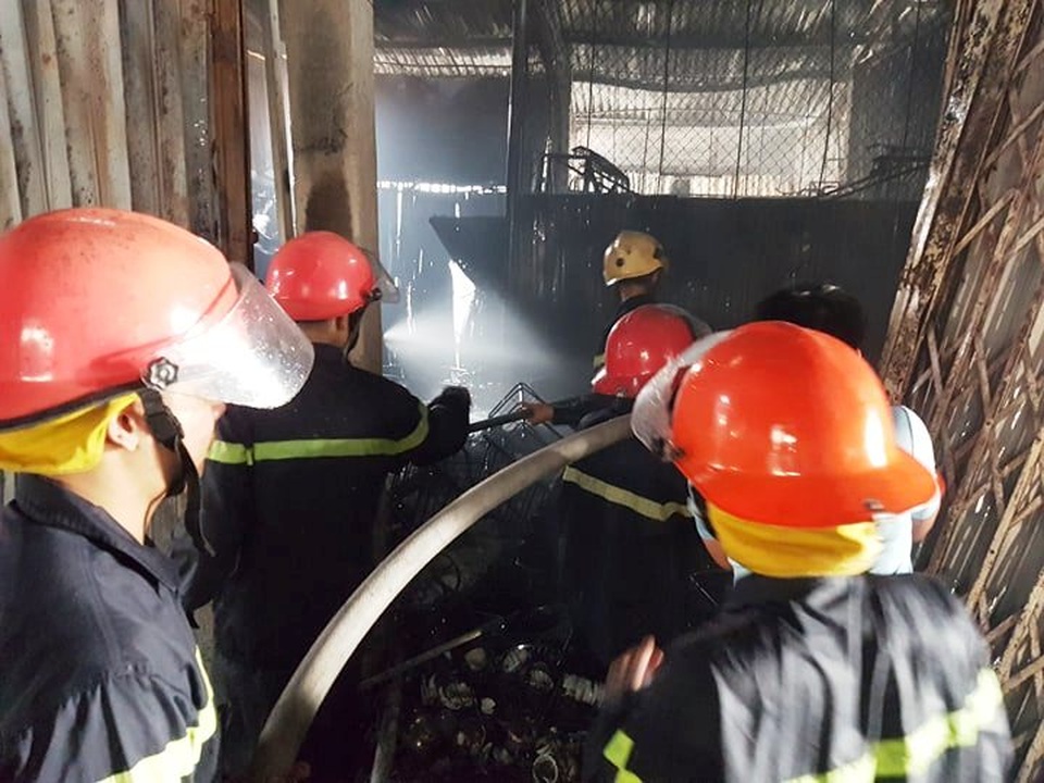 “Bà hỏa” thiêu rụi hàng chục ki ốt chợ Gián Khẩu lúc giữa trưa - 3 “Bà hỏa” thiêu rụi hàng chục ki ốt chợ Gián Khẩu lúc giữa trưa - 3