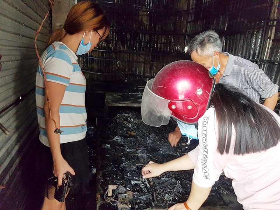 “Bà hỏa” thiêu rụi hàng chục ki ốt chợ Gián Khẩu lúc giữa trưa - 12 “Bà hỏa” thiêu rụi hàng chục ki ốt chợ Gián Khẩu lúc giữa trưa - 12