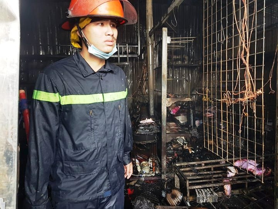 “Bà hỏa” thiêu rụi hàng chục ki ốt chợ Gián Khẩu lúc giữa trưa - 11 “Bà hỏa” thiêu rụi hàng chục ki ốt chợ Gián Khẩu lúc giữa trưa - 11
