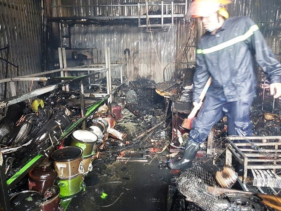 “Bà hỏa” thiêu rụi hàng chục ki ốt chợ Gián Khẩu lúc giữa trưa - 6 “Bà hỏa” thiêu rụi hàng chục ki ốt chợ Gián Khẩu lúc giữa trưa - 6