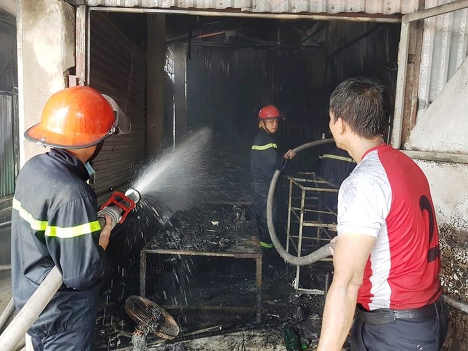 “Bà hỏa” thiêu rụi hàng chục ki ốt chợ Gián Khẩu lúc giữa trưa - 5 “Bà hỏa” thiêu rụi hàng chục ki ốt chợ Gián Khẩu lúc giữa trưa - 5