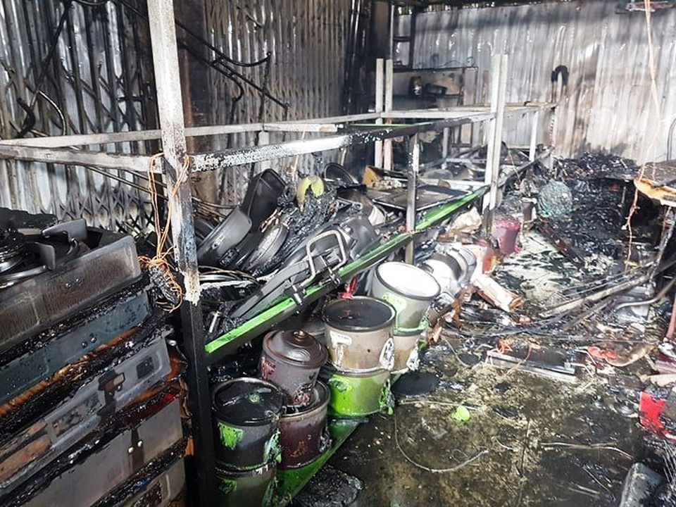 “Bà hỏa” thiêu rụi hàng chục ki ốt chợ Gián Khẩu lúc giữa trưa - 8 “Bà hỏa” thiêu rụi hàng chục ki ốt chợ Gián Khẩu lúc giữa trưa - 8