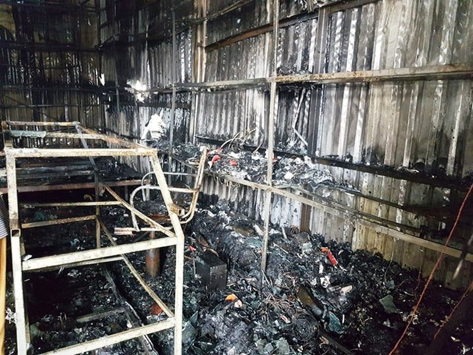 “Bà hỏa” thiêu rụi hàng chục ki ốt chợ Gián Khẩu lúc giữa trưa - 7 “Bà hỏa” thiêu rụi hàng chục ki ốt chợ Gián Khẩu lúc giữa trưa - 7