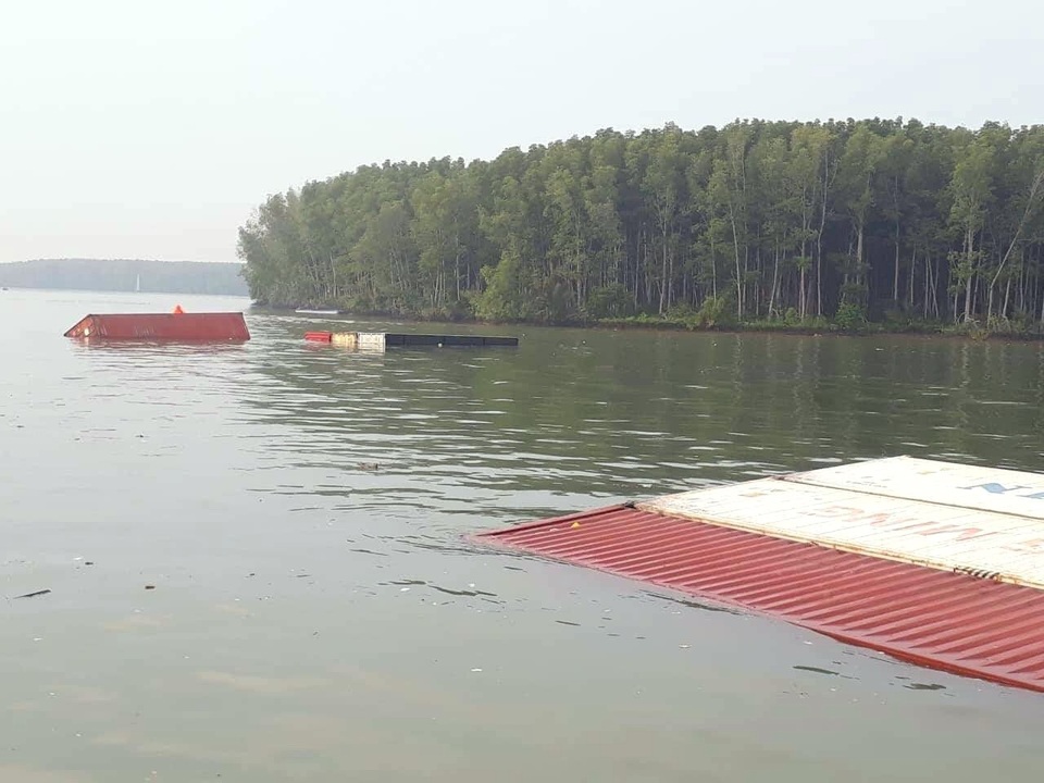 TPHCM: Cần ít nhất 30 ngày để trục vớt tàu chìm cùng hàng trăm container - 1 TPHCM: Cần ít nhất 30 ngày để trục vớt tàu chìm cùng hàng trăm container - 1