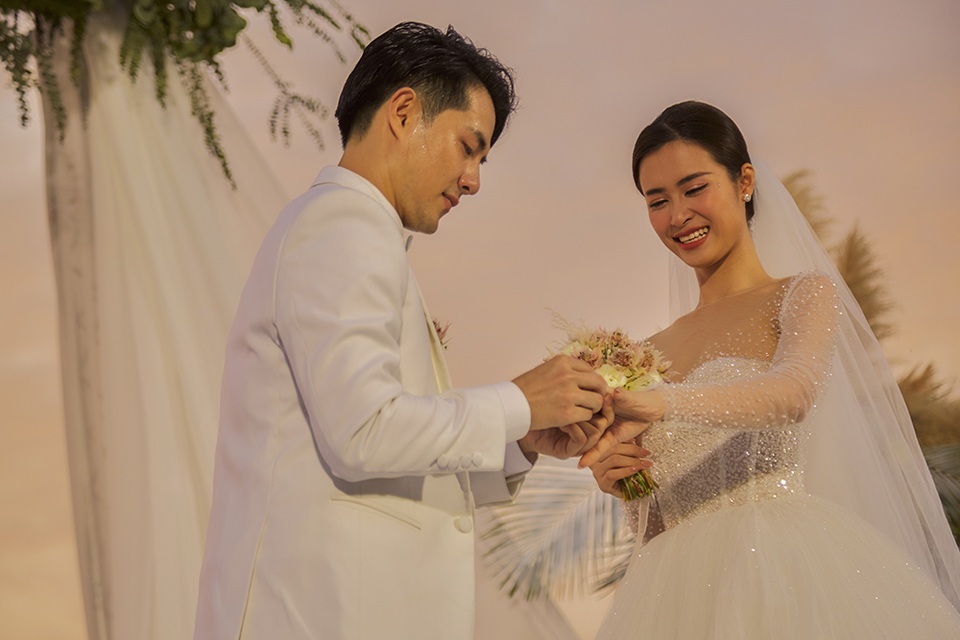 Ông Cao Thắng khóc cảm ơn Đông Nhi trong đám cưới đẹp như mơ - 8 Ông Cao Thắng khóc cảm ơn Đông Nhi trong đám cưới đẹp như mơ - 8