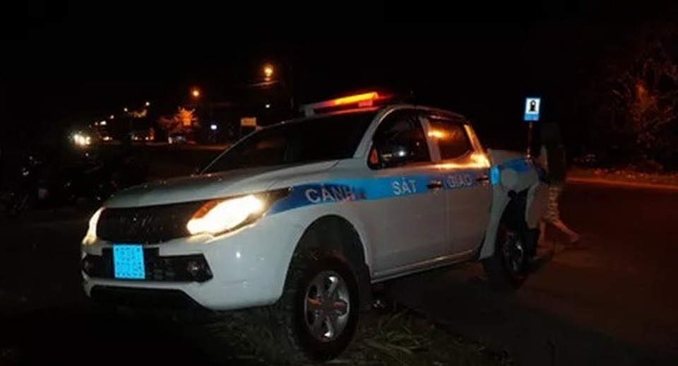 Xe CSGT bị xe tải tông bay qua rãnh nước - 1 Xe CSGT bị xe tải tông bay qua rãnh nước - 1