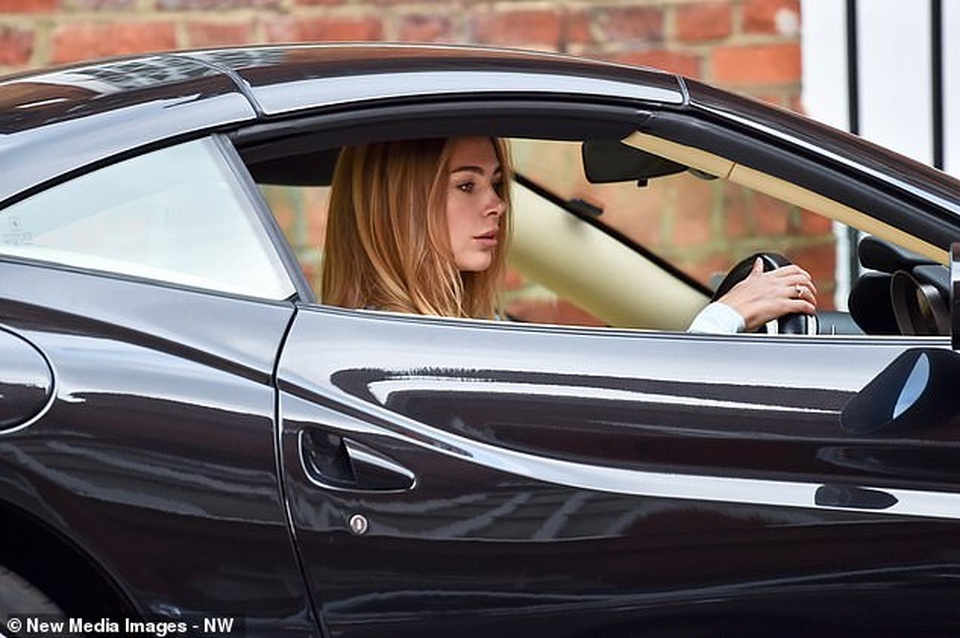 Kimberley Garner lái siêu xe đi tập gym - 10 Kimberley Garner lái siêu xe đi tập gym - 10
