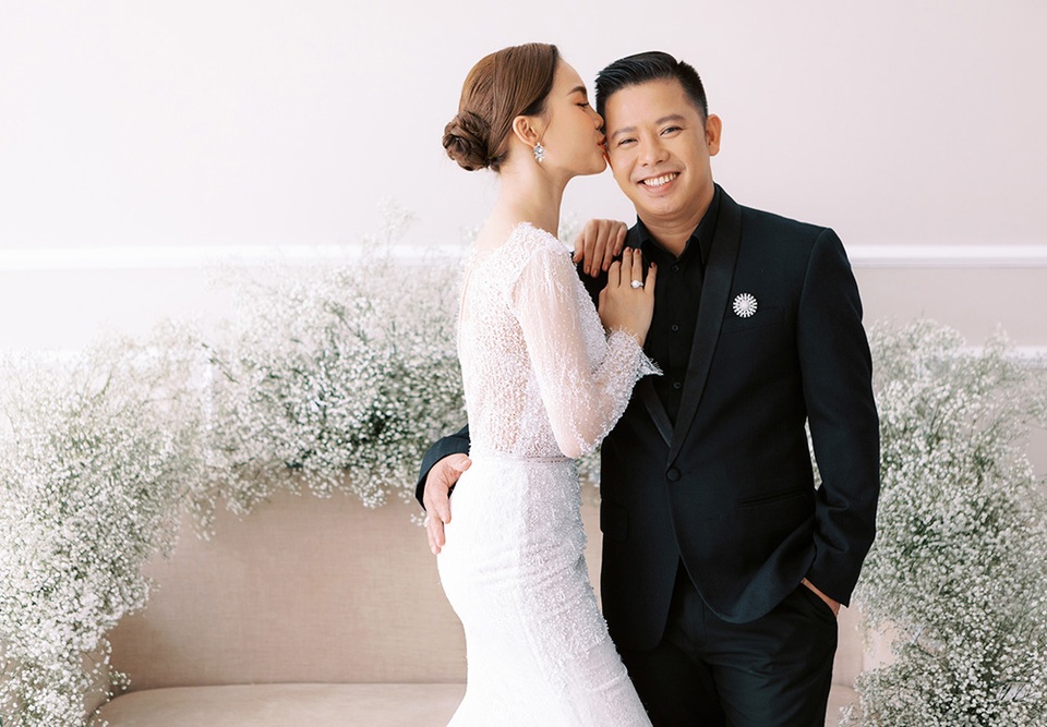 Giang Hồng Ngọc rạng rỡ chụp ảnh cưới cùng chồng và con trai - 11 Giang Hồng Ngọc rạng rỡ chụp ảnh cưới cùng chồng và con trai - 11