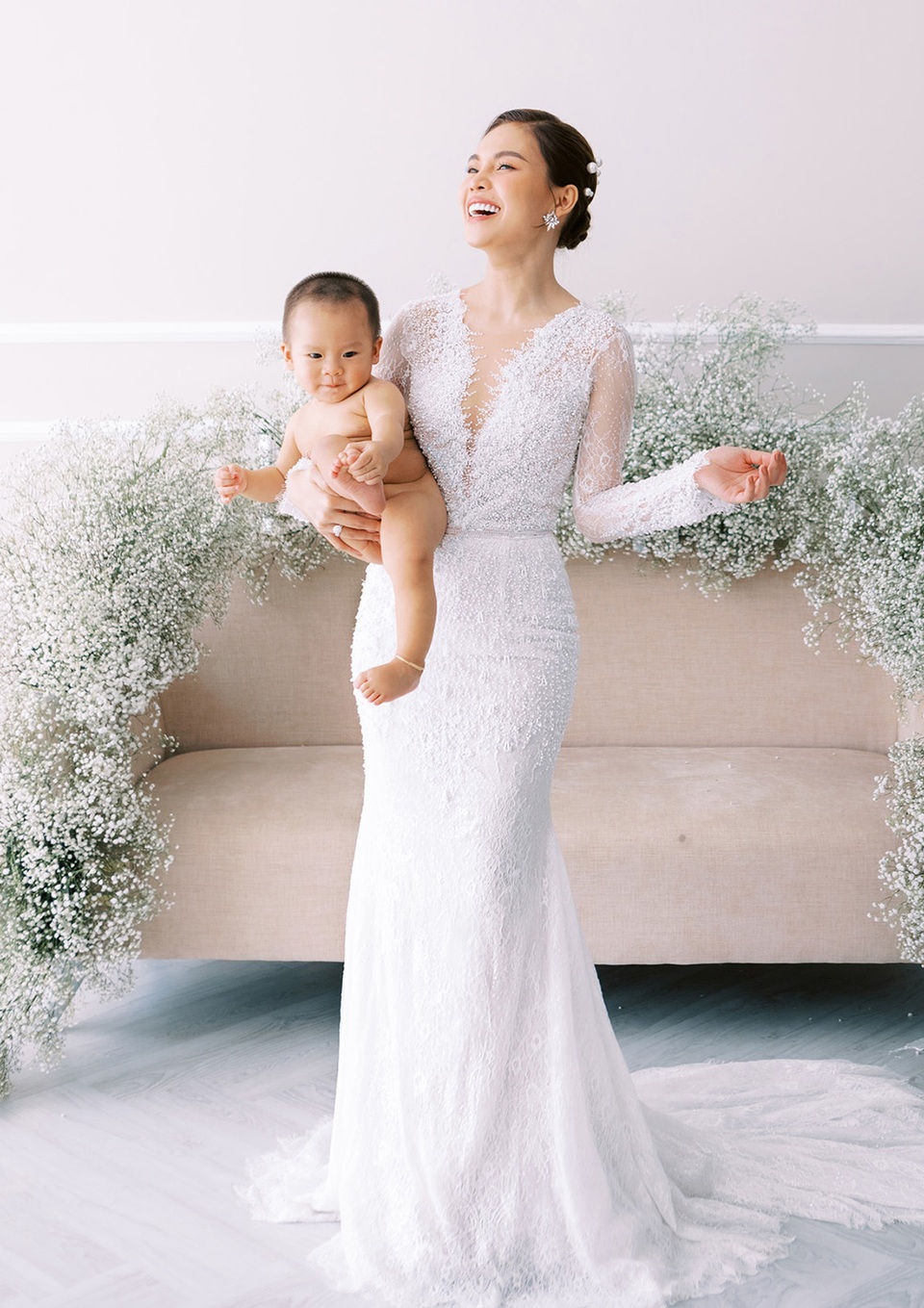 Giang Hồng Ngọc rạng rỡ chụp ảnh cưới cùng chồng và con trai - 2 Giang Hồng Ngọc rạng rỡ chụp ảnh cưới cùng chồng và con trai - 2