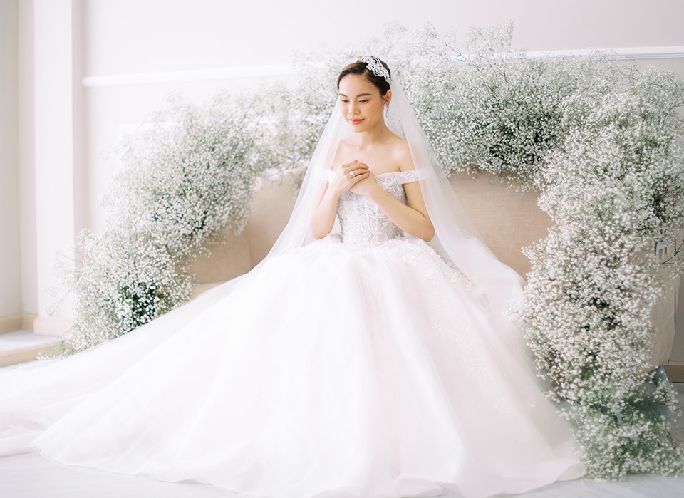 Giang Hồng Ngọc rạng rỡ chụp ảnh cưới cùng chồng và con trai - 5 Giang Hồng Ngọc rạng rỡ chụp ảnh cưới cùng chồng và con trai - 5