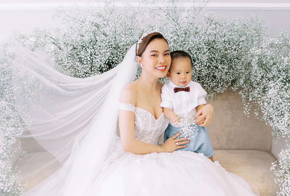 Giang Hồng Ngọc rạng rỡ chụp ảnh cưới cùng chồng và con trai - 3 Giang Hồng Ngọc rạng rỡ chụp ảnh cưới cùng chồng và con trai - 3