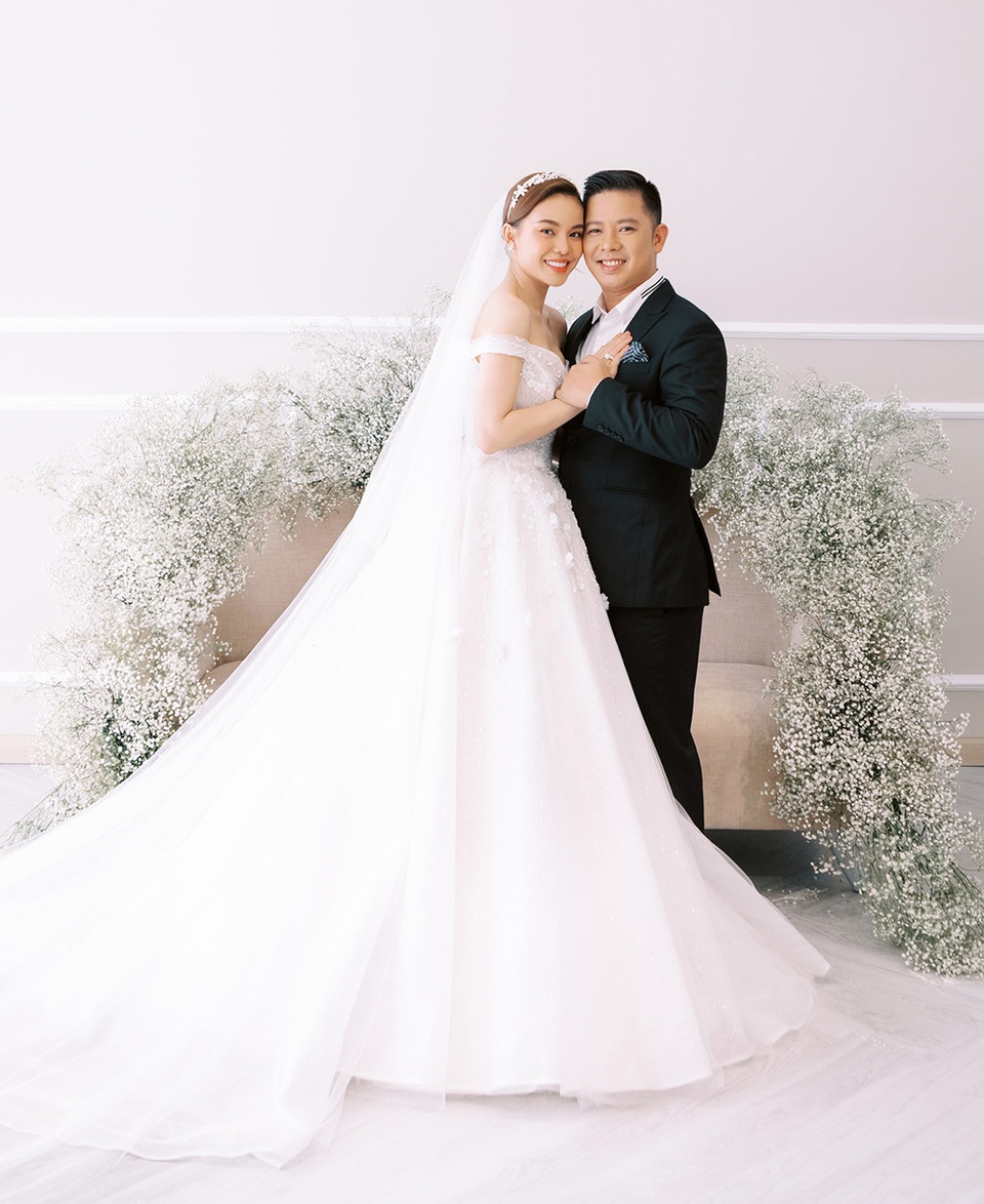 Giang Hồng Ngọc rạng rỡ chụp ảnh cưới cùng chồng và con trai - 12 Giang Hồng Ngọc rạng rỡ chụp ảnh cưới cùng chồng và con trai - 12