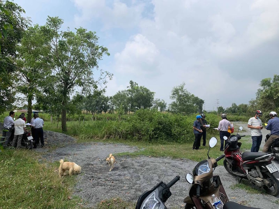 Cả đoàn người kéo nhau lên huyện khóc ròng vì mua đất 17 năm không được nhận - 2 Cả đoàn người kéo nhau lên huyện khóc ròng vì mua đất 17 năm không được nhận - 2