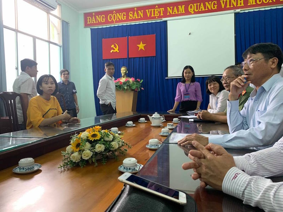 Cả đoàn người kéo nhau lên huyện khóc ròng vì mua đất 17 năm không được nhận - 1 Cả đoàn người kéo nhau lên huyện khóc ròng vì mua đất 17 năm không được nhận - 1