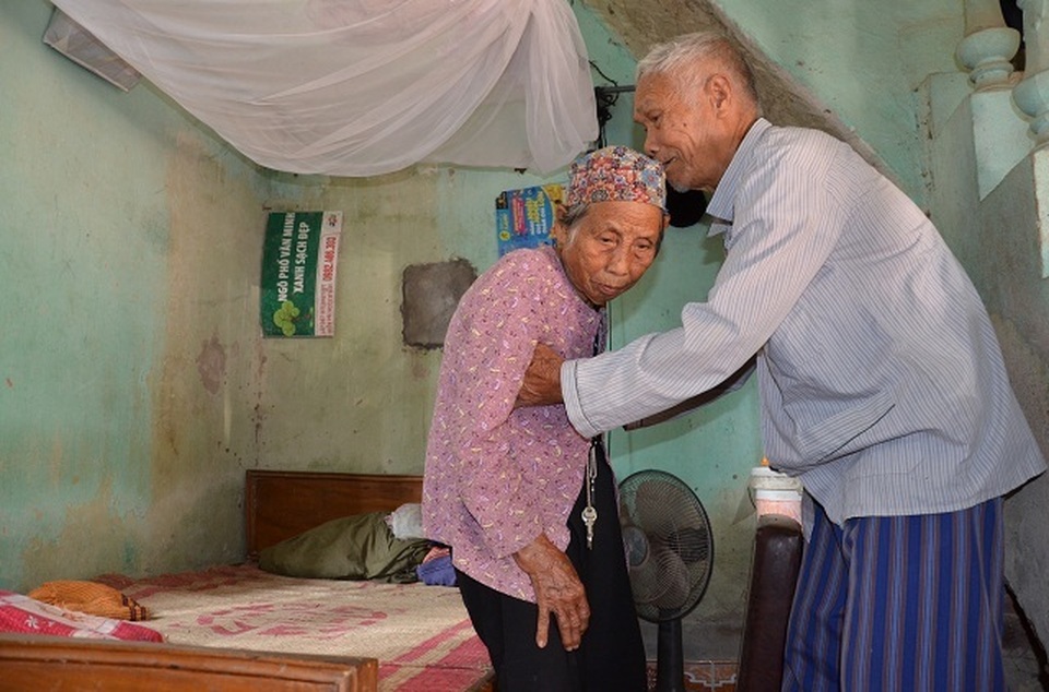 Phóng viên bị đuổi đánh, thấu hiểu cuộc sống địa ngục của 2 cụ tuổi kề 90 - 5 Phóng viên bị đuổi đánh, thấu hiểu cuộc sống địa ngục của 2 cụ tuổi kề 90 - 5