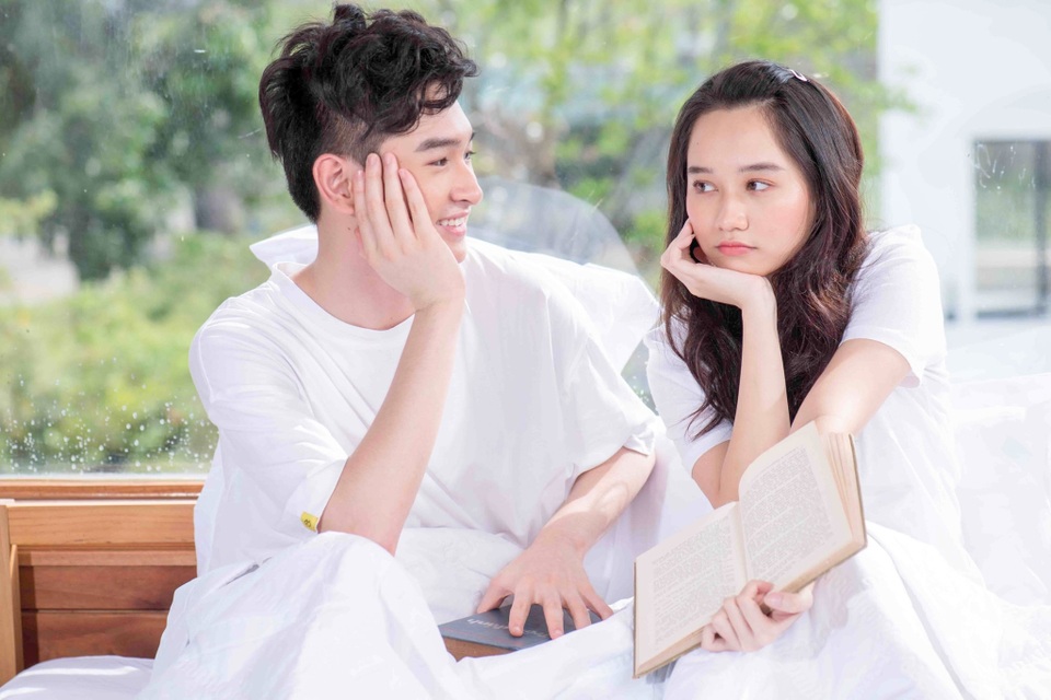 Nam chính “gây hoạ” vì say xỉn, tưởng bạn gái mình là… gấu bông - 1 Nam chính “gây hoạ” vì say xỉn, tưởng bạn gái mình là… gấu bông - 1