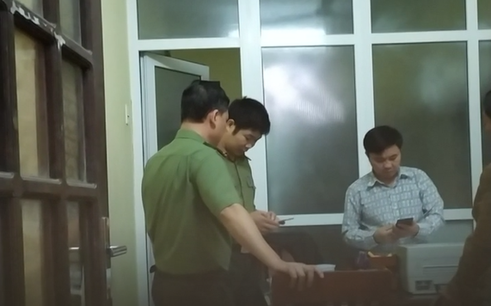 Đình chỉ, đề xuất cho ra khỏi ngành Trưởng phòng Công an tỉnh dùng bằng giả - 2 Đình chỉ, đề xuất cho ra khỏi ngành Trưởng phòng Công an tỉnh dùng bằng giả - 2