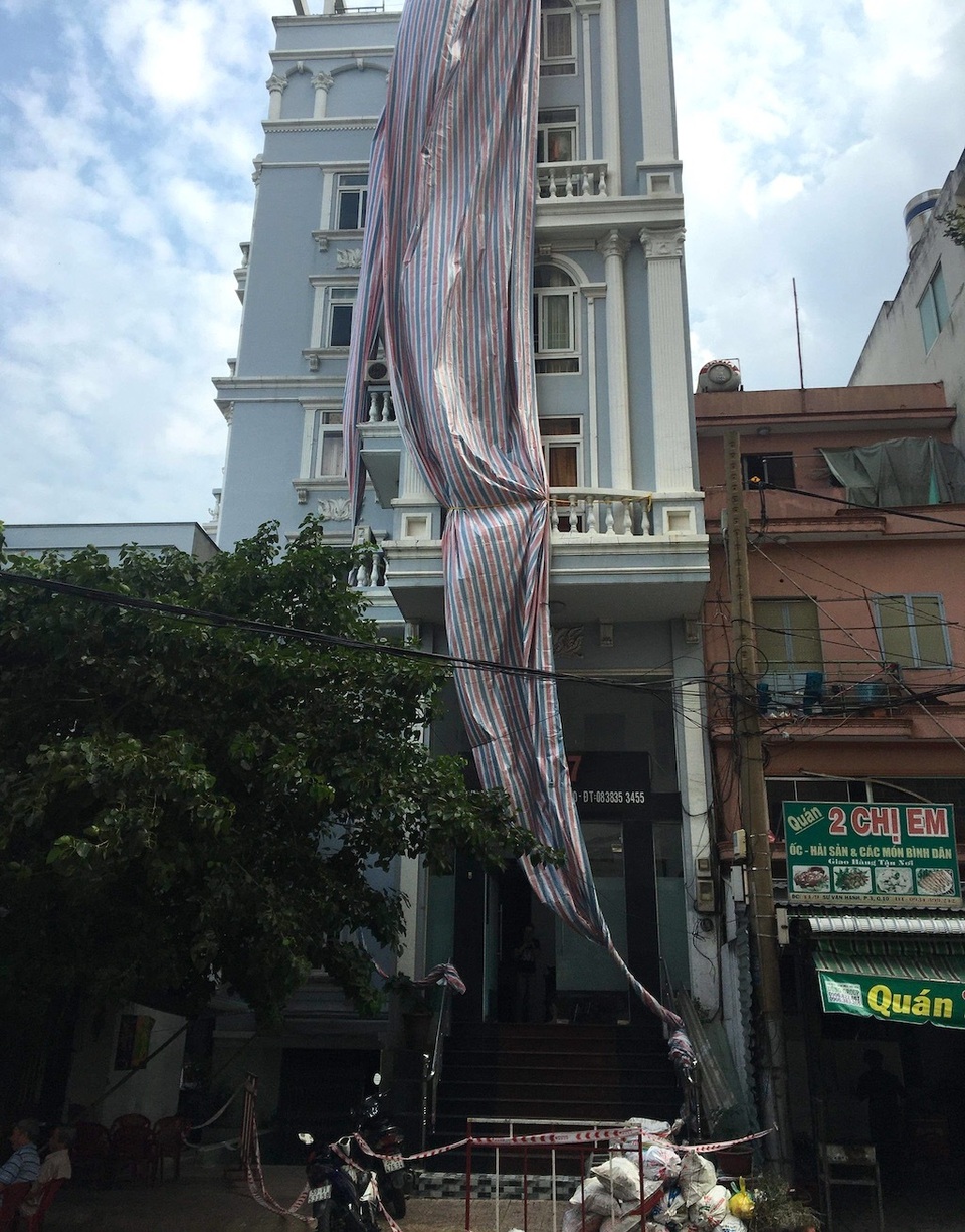 Cưỡng chế tháo dỡ nhà 7 tầng sai phép của Chánh Thanh tra xây dựng quận 10 - 2 Cưỡng chế tháo dỡ nhà 7 tầng sai phép của Chánh Thanh tra xây dựng quận 10 - 2