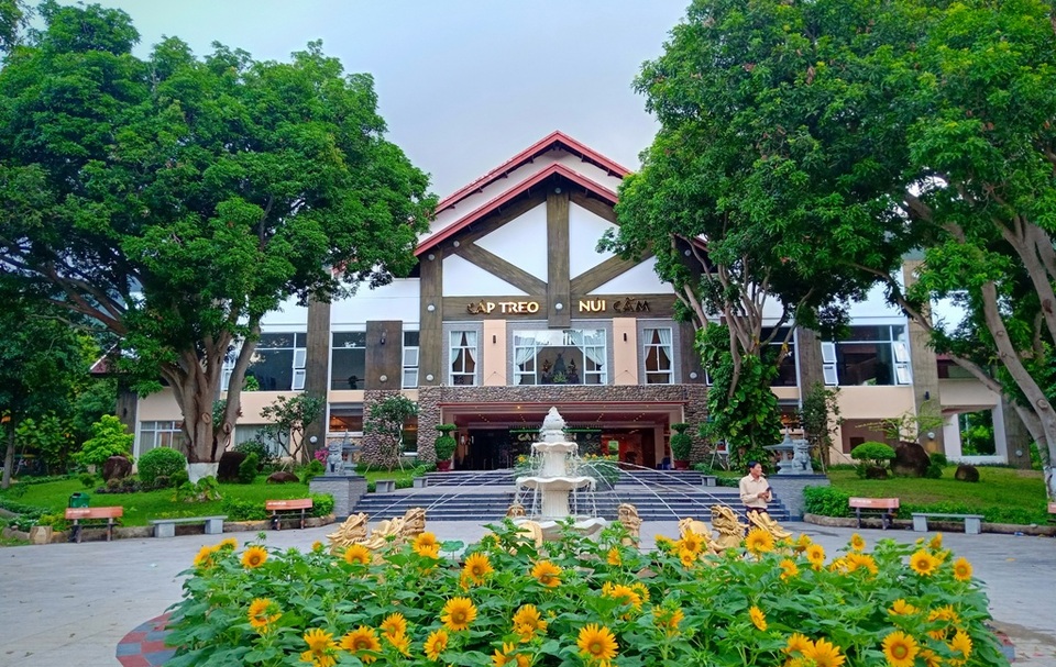 Ngỡ ngàng nhiều cảnh đẹp như cõi tiên trên nóc nhà miền Tây - 1 Ngỡ ngàng nhiều cảnh đẹp như cõi tiên trên nóc nhà miền Tây - 1