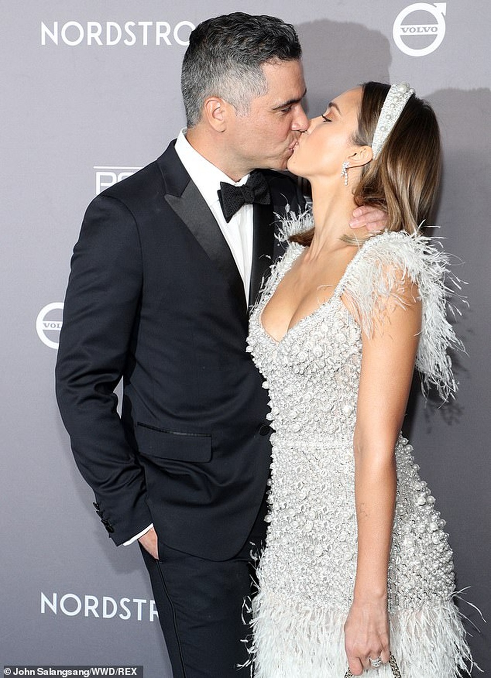 Jessica Alba hạnh phúc hôn chồng trong sự kiện - 1 Jessica Alba hạnh phúc hôn chồng trong sự kiện - 1