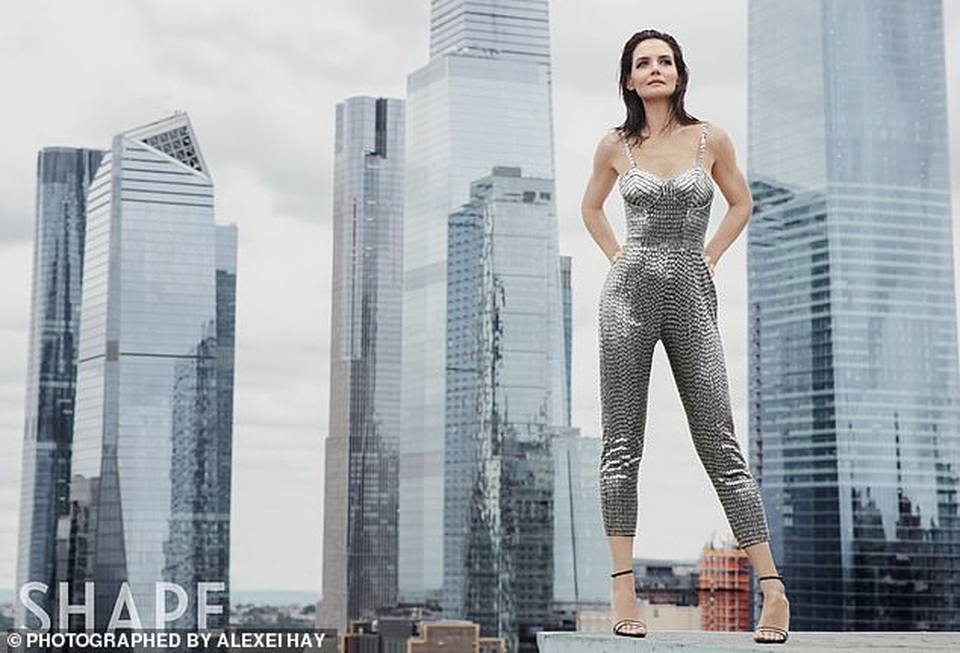 Katie Holmes kể về cuộc sống làm mẹ đơn thân “hậu chia tay Tom Cruise” - 3 Katie Holmes kể về cuộc sống làm mẹ đơn thân “hậu chia tay Tom Cruise” - 3