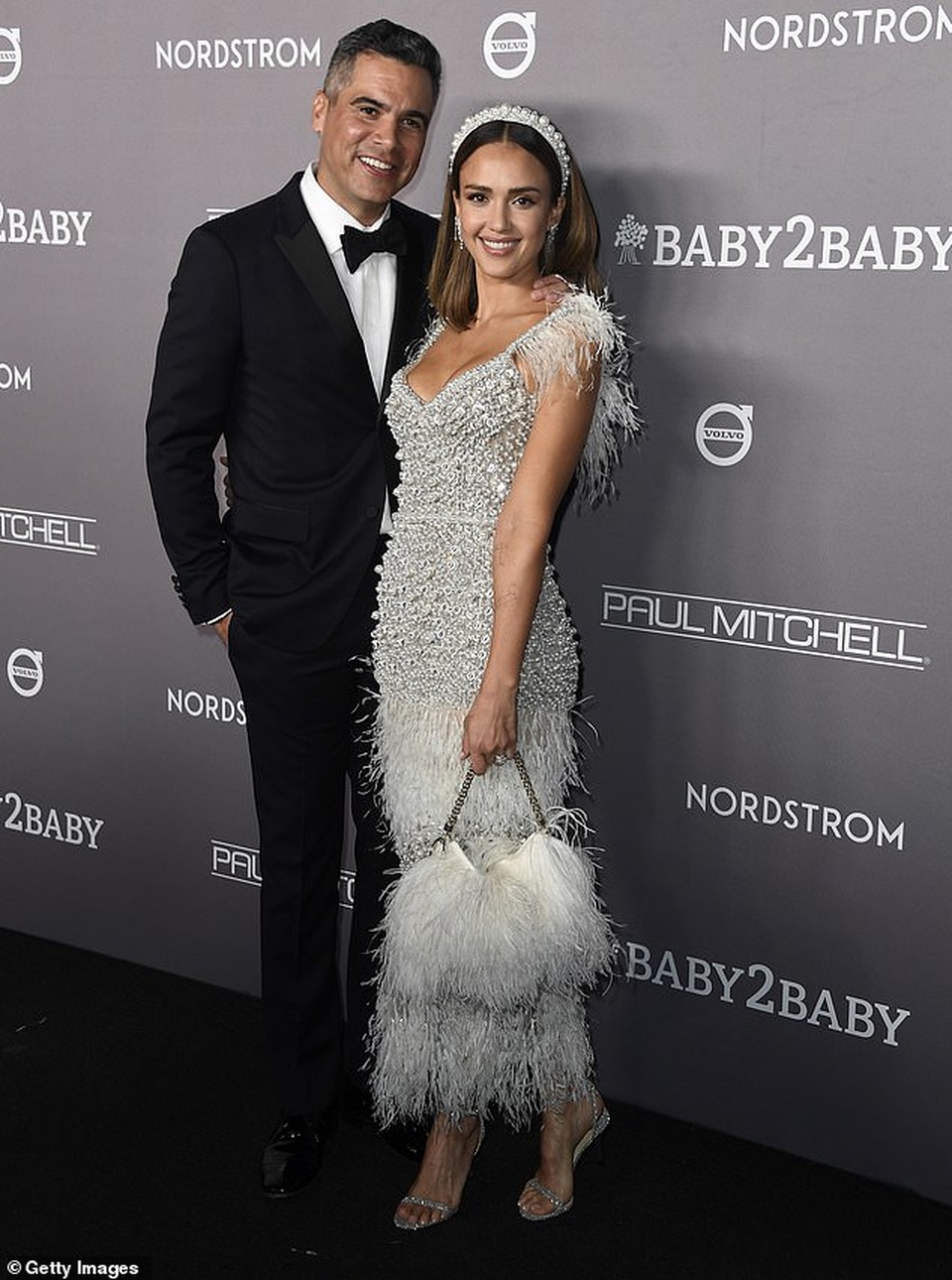 Jessica Alba hạnh phúc hôn chồng trong sự kiện - 2 Jessica Alba hạnh phúc hôn chồng trong sự kiện - 2