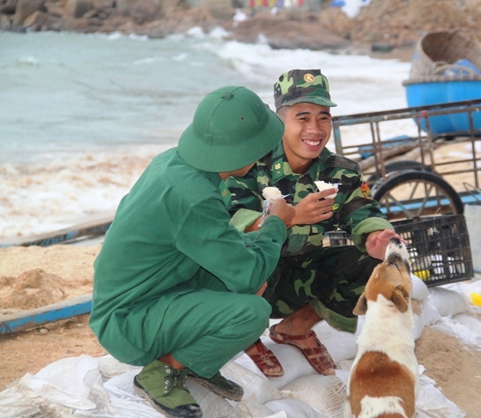 Bộ đội Biên phòng trắng đêm cùng dân lo chạy bão - 7 Bộ đội Biên phòng trắng đêm cùng dân lo chạy bão - 7